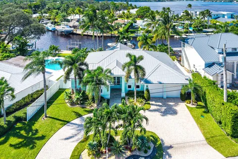 a view of yard with green space