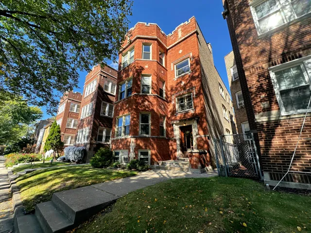 $1,575 | 2738 West Winnemac Avenue, Unit GDN, Chicago, IL 60625