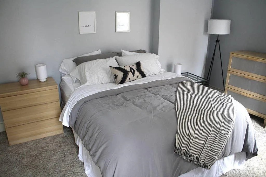 231 Shawmut Avenue, Unit 1 Boston, MA 02118 - Photo 10 of 20 a bedroom with a bed and a lamp