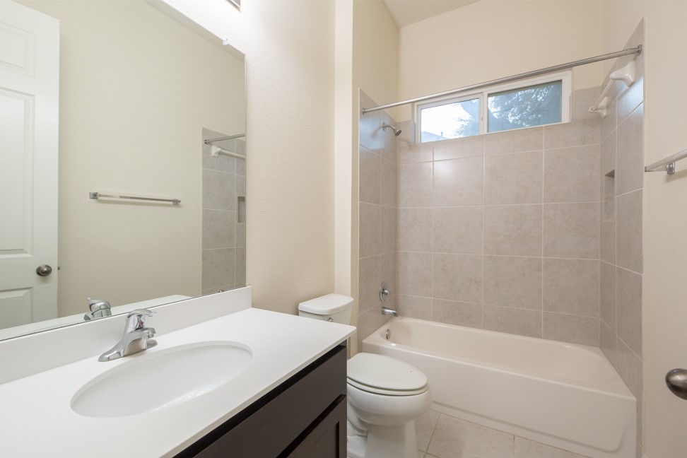 14928 Iveans Way Austin, TX 78717 - Photo 4 of 28 a bathroom with a sink mirror toilet and bathtub
