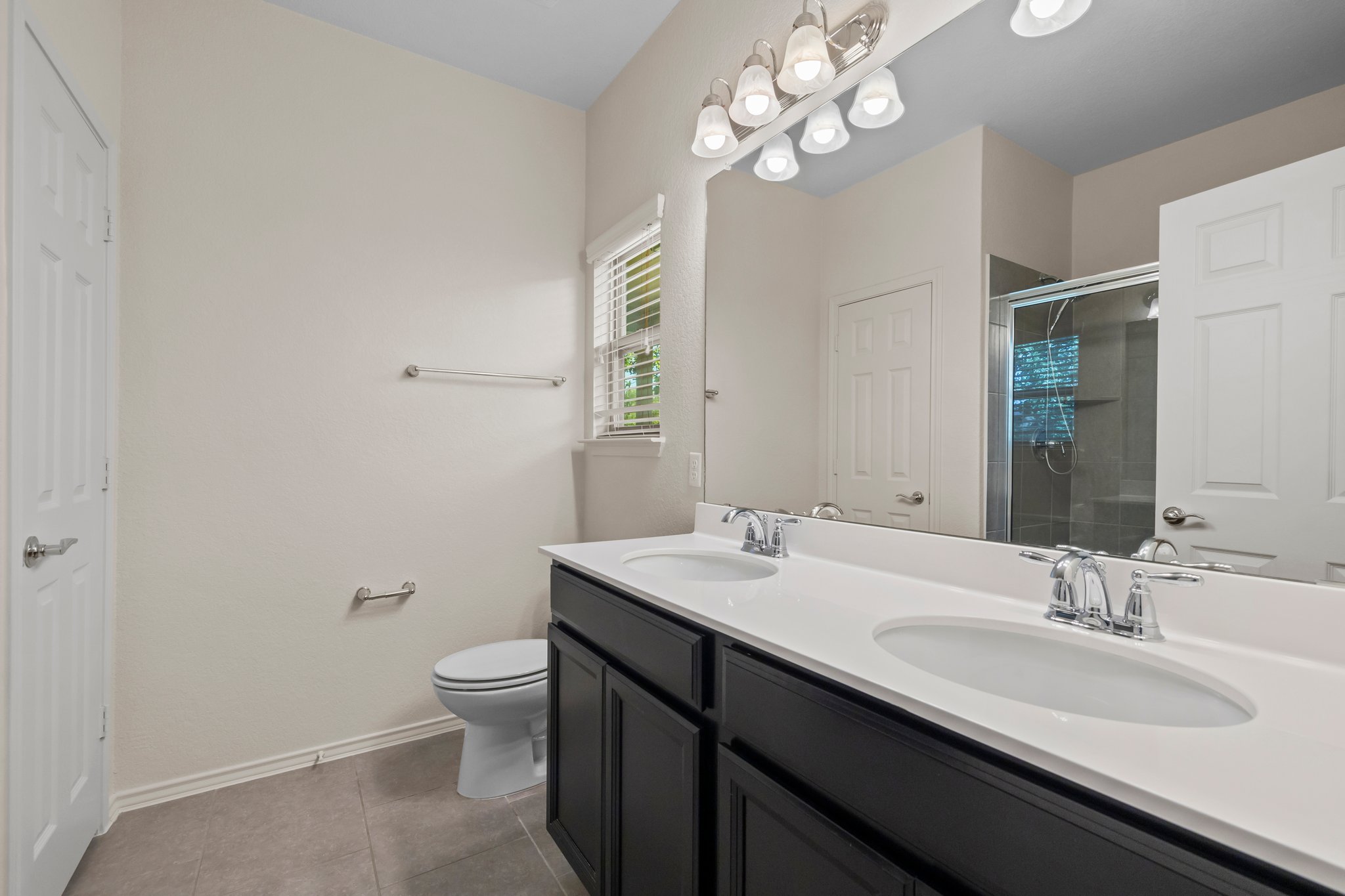 537 Bonnet Boulevard Georgetown, TX 78628 - Photo 15 of 25 Attached primary bathroom
features dual sinks.