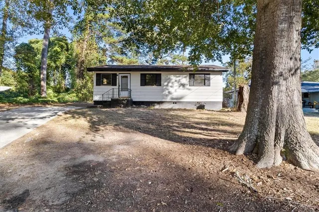 a view of a house with a yard