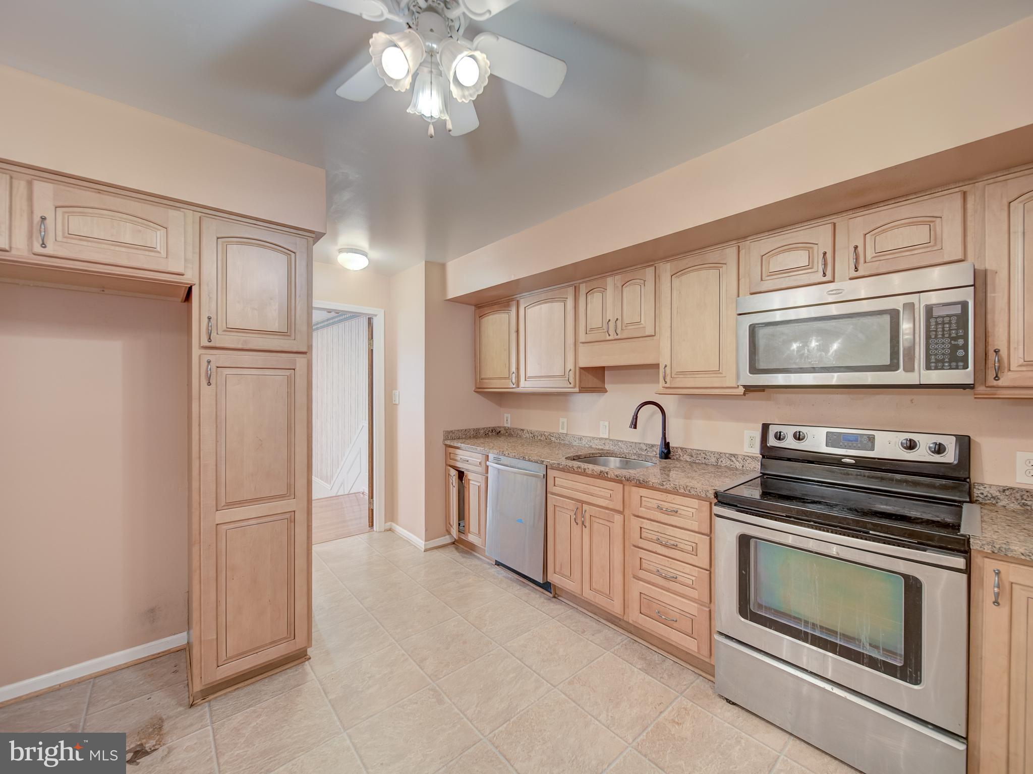 9315 Lees Ridge Road Warrenton, VA 20186 - Photo 26 of 51 a kitchen with stainless steel appliances granite countertop a stove and a refrigerator