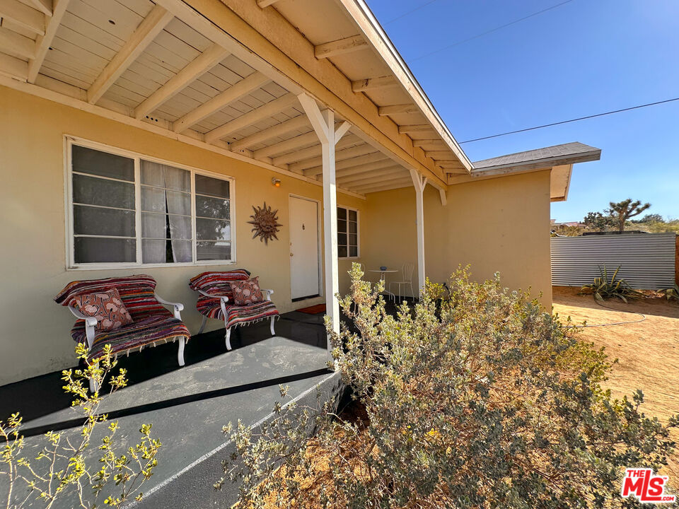 61855 Valley View Circle Joshua Tree, CA 92252 - Photo 5 of 59 a view of a house with a patio