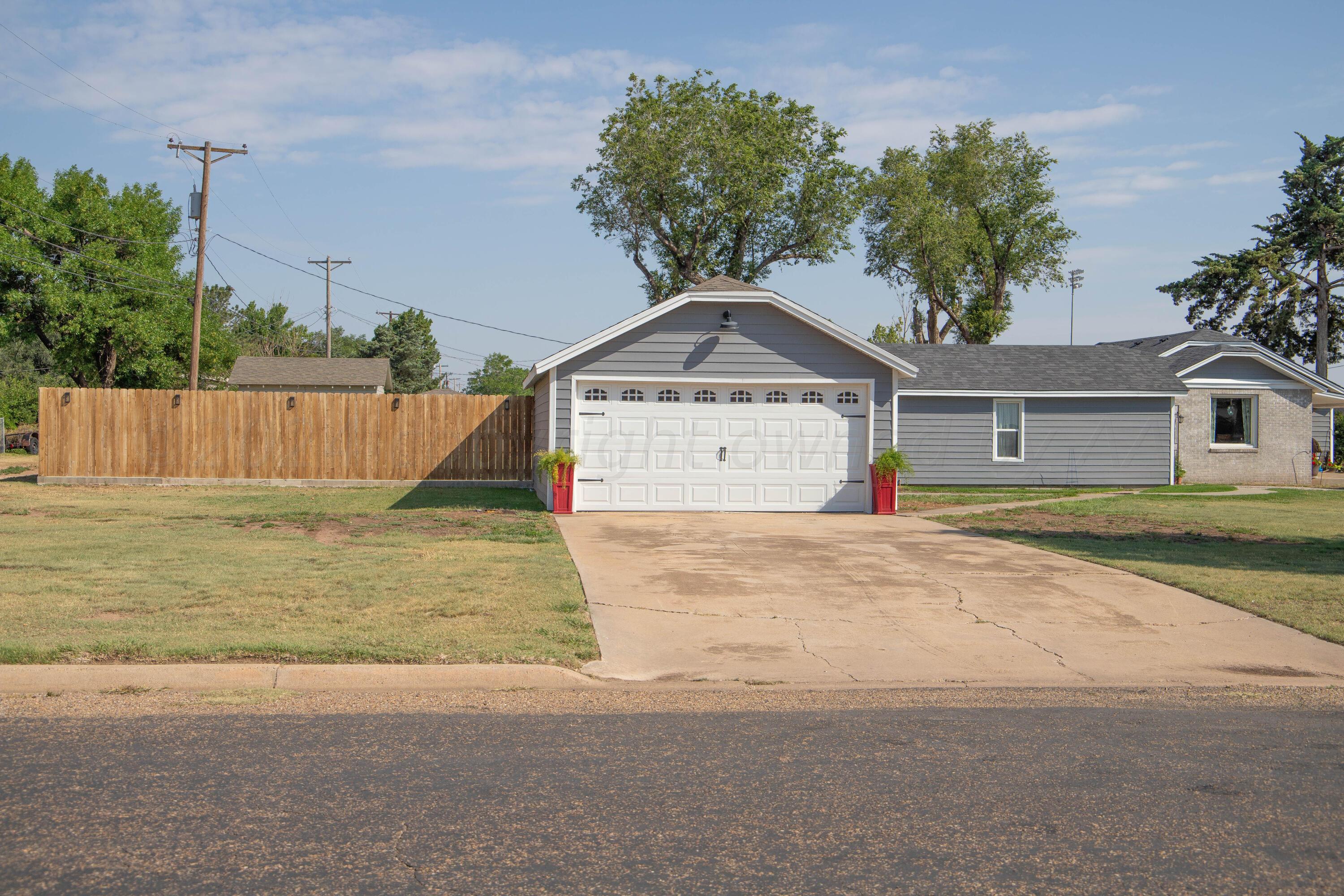 1105 Main Street Panhandle, TX 79068 - Photo 5 of 38 Detached Garag