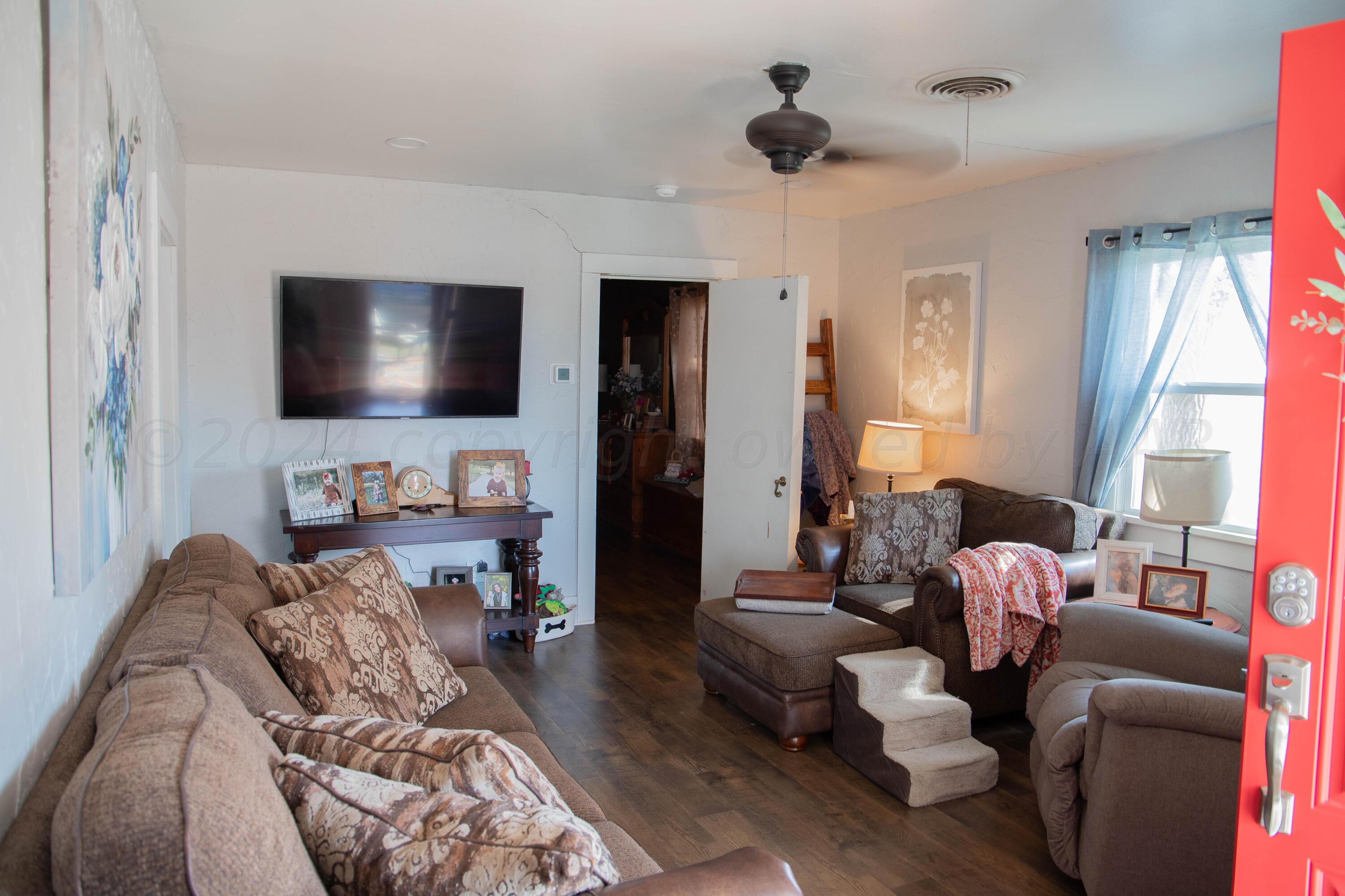 1105 Main Street Panhandle, TX 79068 - Photo 8 of 38 Living