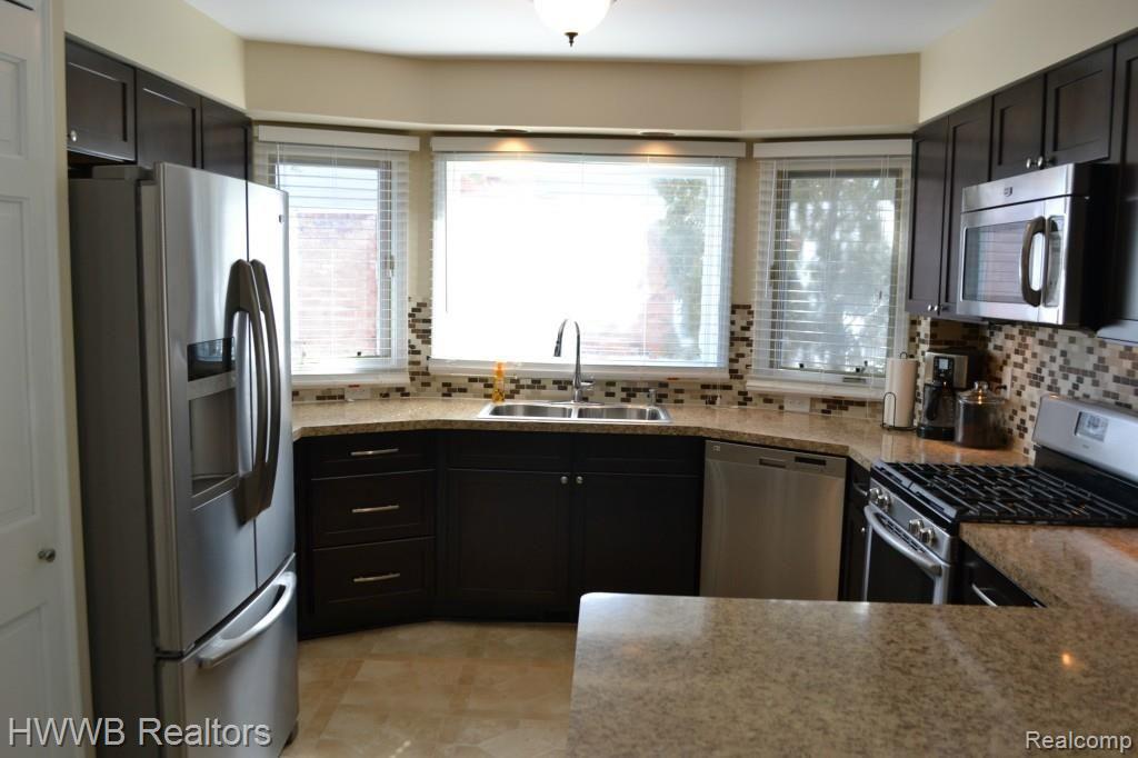 1545 Lomas Verdes Rochester Hills, MI 48306 - Photo 10 of 49