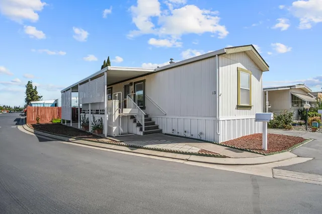 a view of backyard of the house