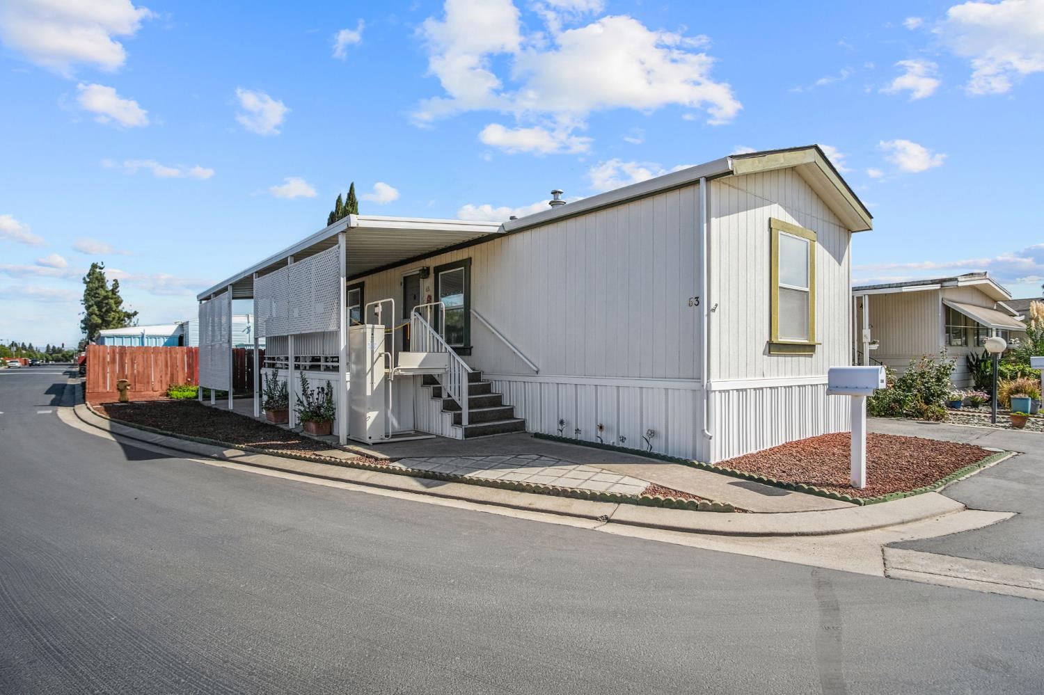 a view of backyard of the house