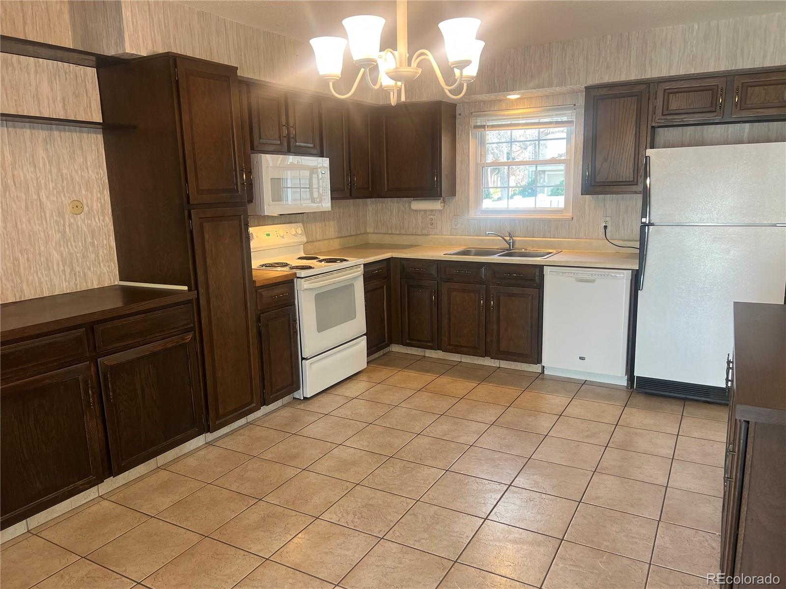 2750 South Heather Gardens Way Aurora, CO 80014 - Photo 5 of 48