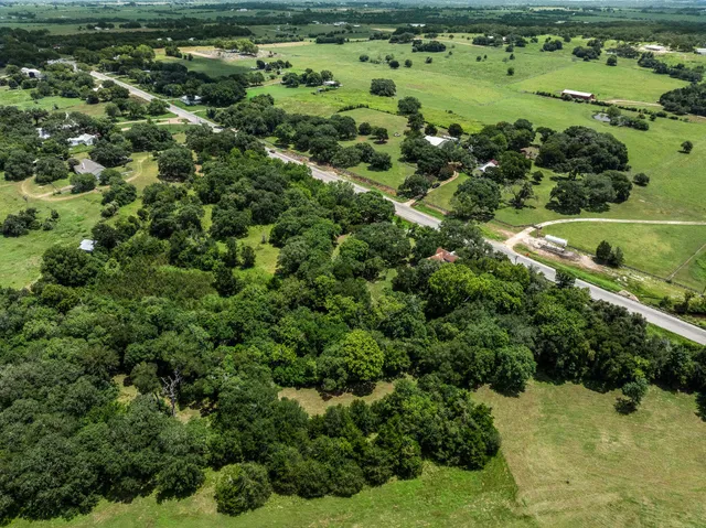 a view of a house with a big yard