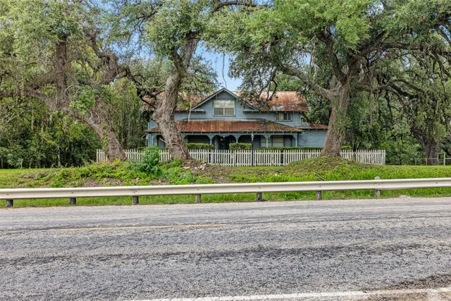 a view of yard with green space