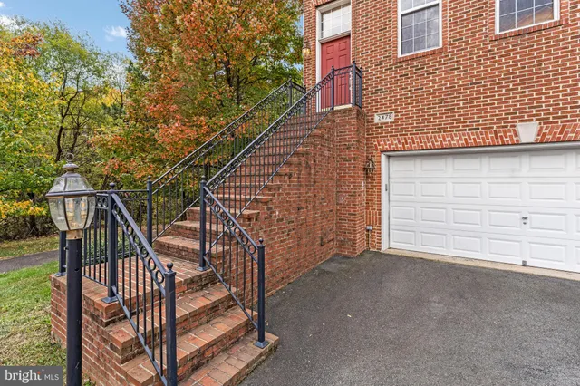 a view of a house with backyard and deck