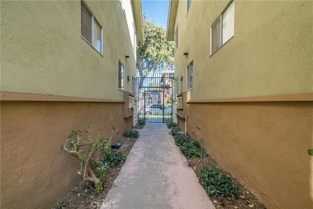 $1,945 | 2309 Cedar Avenue, Long Beach, CA 90806