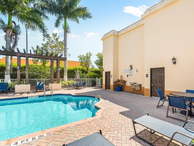 $370,000 | 10022 Northwest 7th Street, Unit 206, Miami, FL 33172