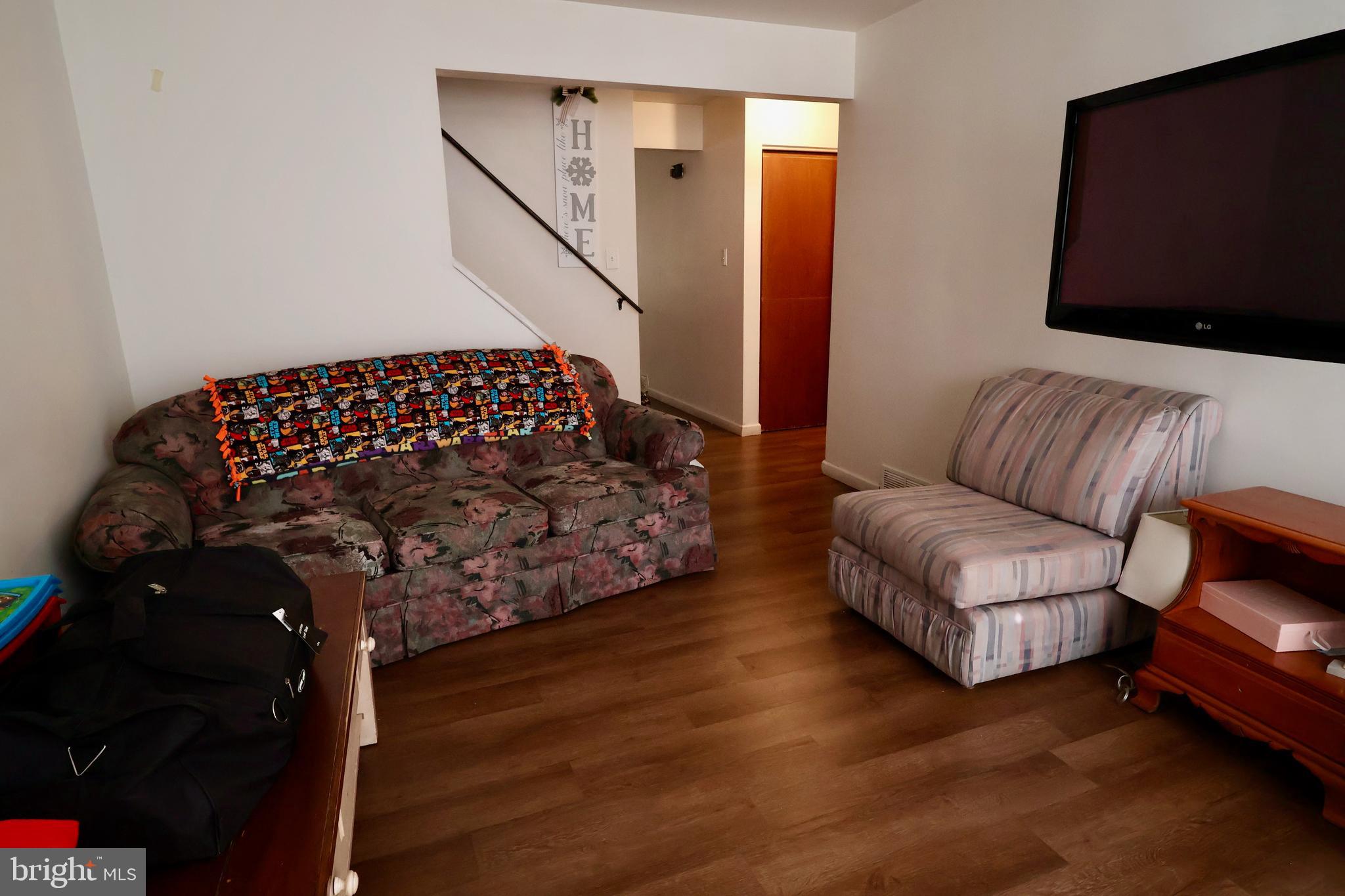 1239 Wabank Road Lancaster, PA 17603 - Photo 3 of 31 a living room with furniture bathtub and a flat screen tv