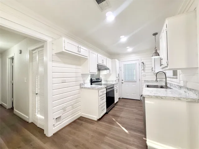 $1,895 | 137 Laurel Street, Lake Jackson, TX 77566