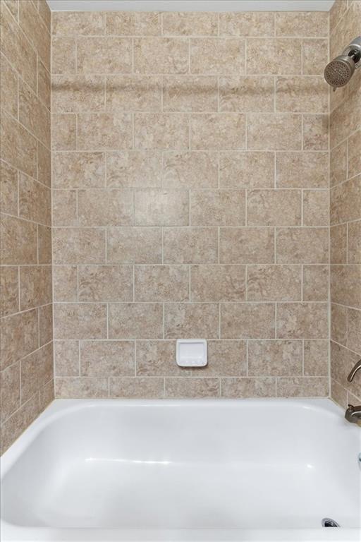 1468 Briarwood Road Northeast, Unit 303 Brookhaven, GA 30319 - Photo 18 of 32 a bathroom with a bathtub