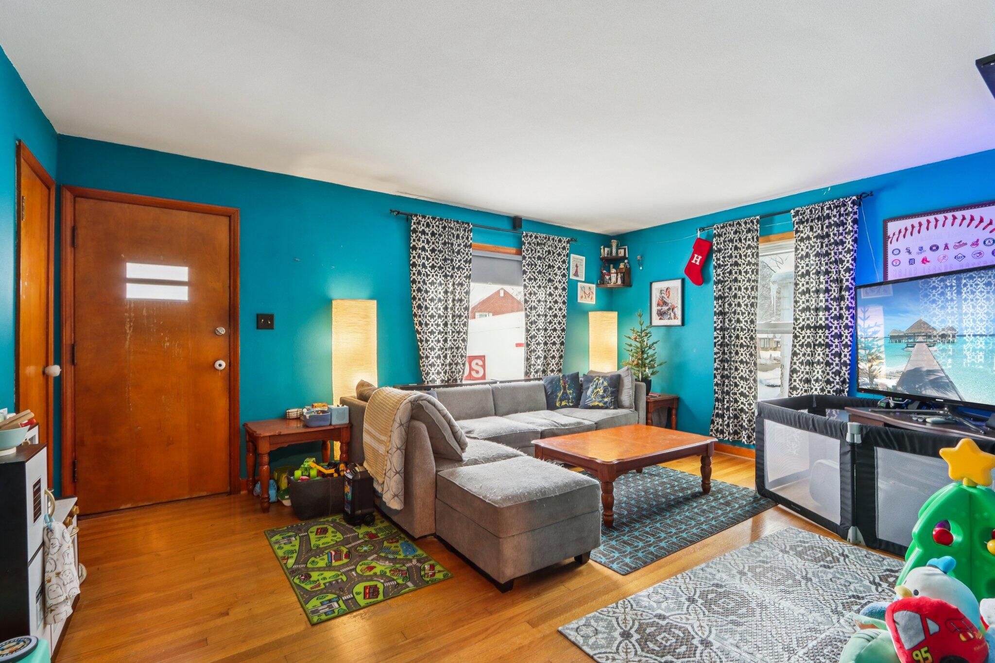 3781 South 21st Street Milwaukee, WI 53221 - Photo 9 of 23 Living Room