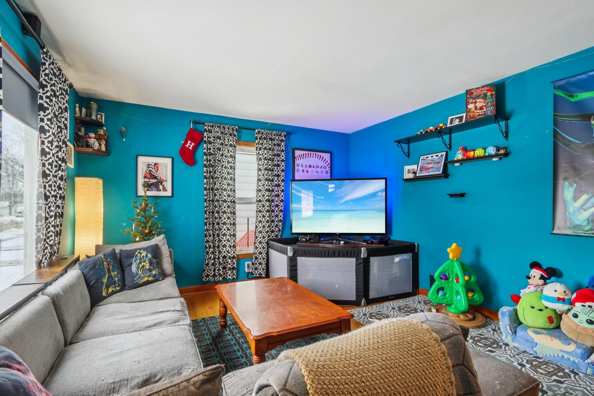 3781 South 21st Street Milwaukee, WI 53221 - Photo 10 of 23 Living Room