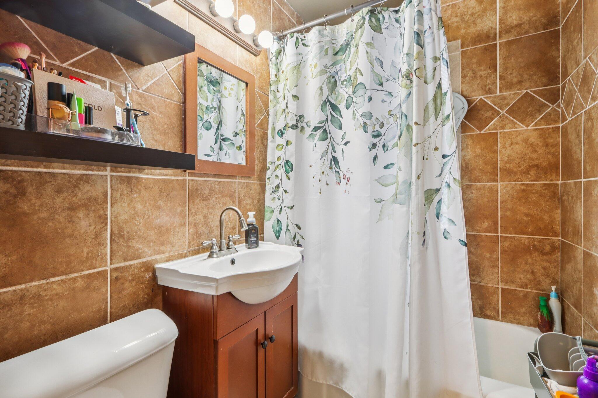 3781 South 21st Street Milwaukee, WI 53221 - Photo 5 of 23 Bathroom