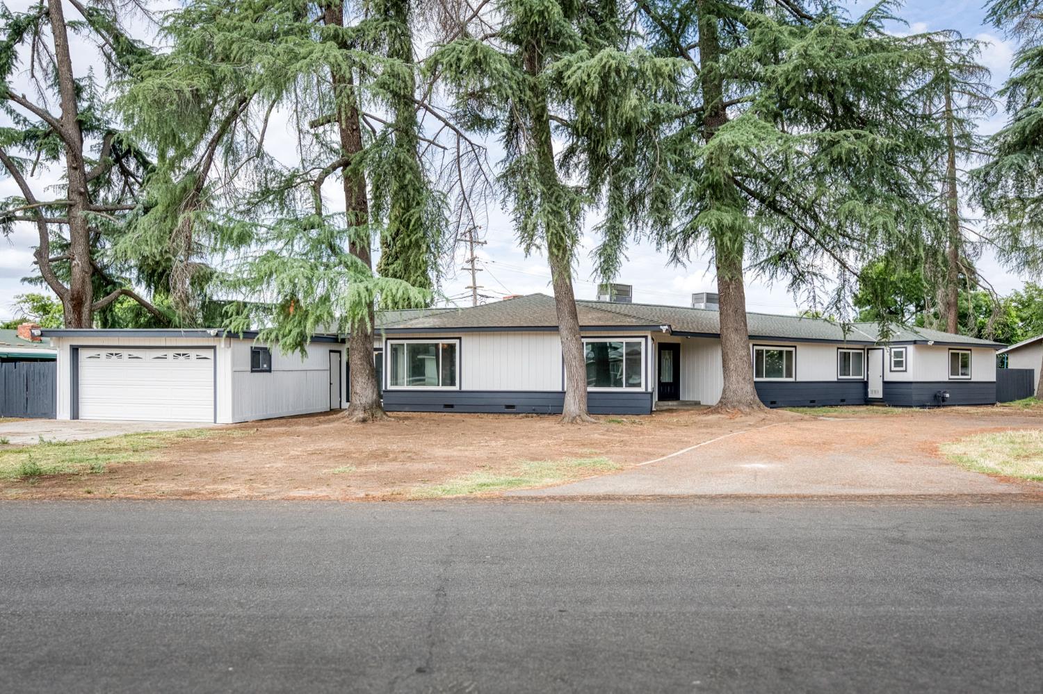 4205 Ralph Lane North Fresno, CA 93727 - Photo 3 of 59