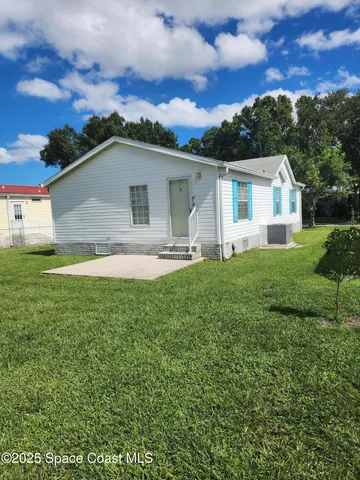 a view of a yard in front of a house with a yard