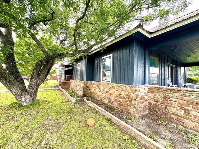 $169,000 | 901 West Front Street, Goldthwaite, TX 76844
