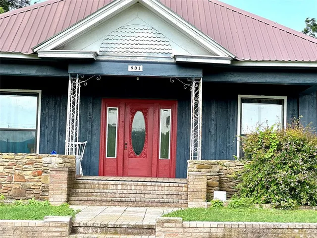 $169,000 | 901 West Front Street, Goldthwaite, TX 76844
