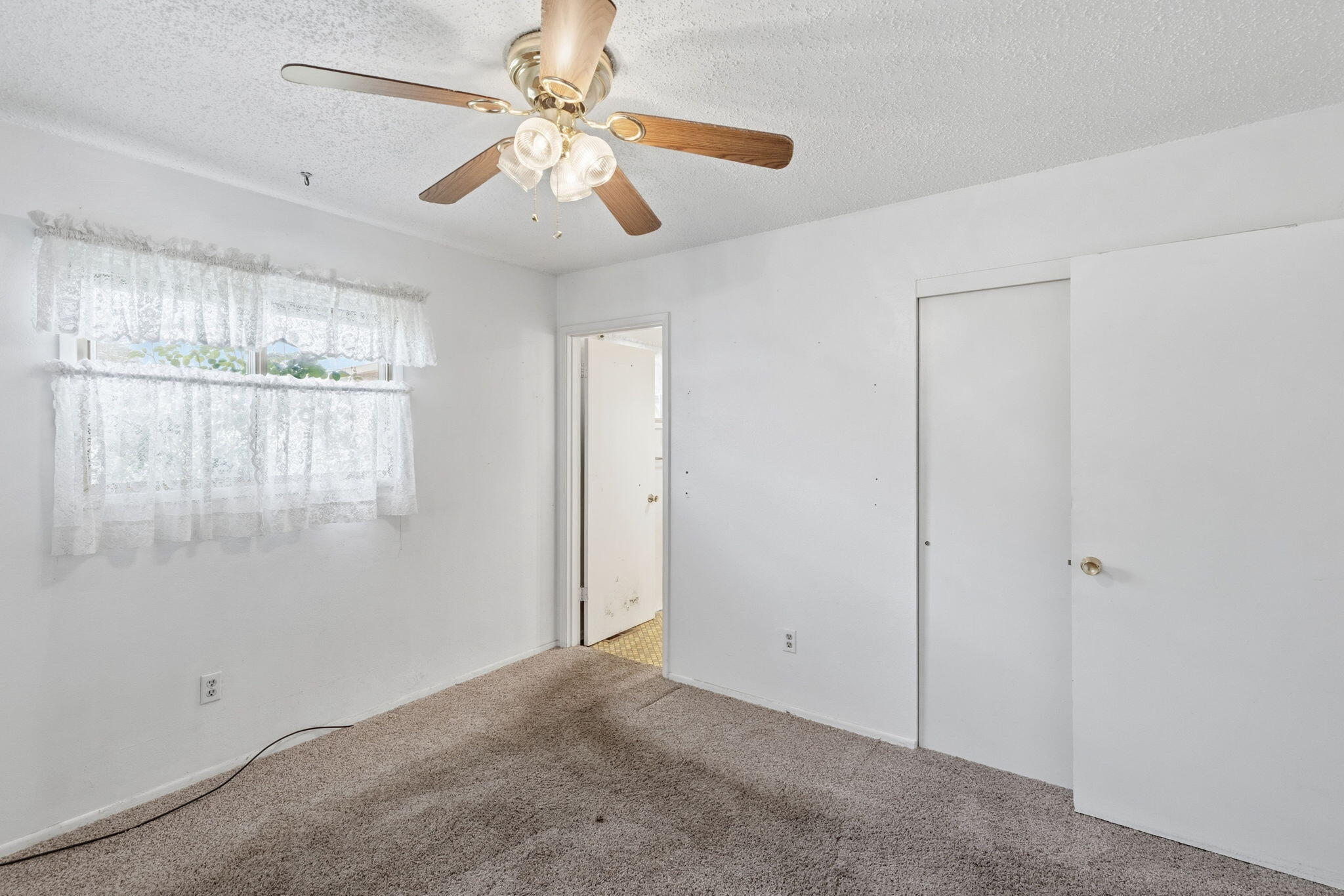 207 Holiday Lane Central Point, OR 97502 - Photo 12 of 38 Primary Bedroom
