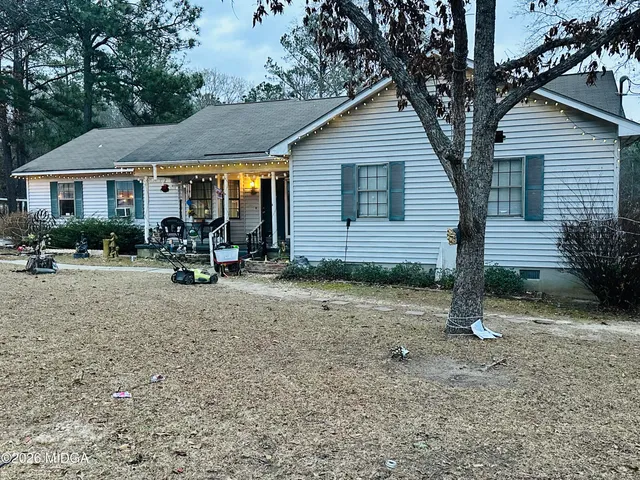 a view of a house with backyard