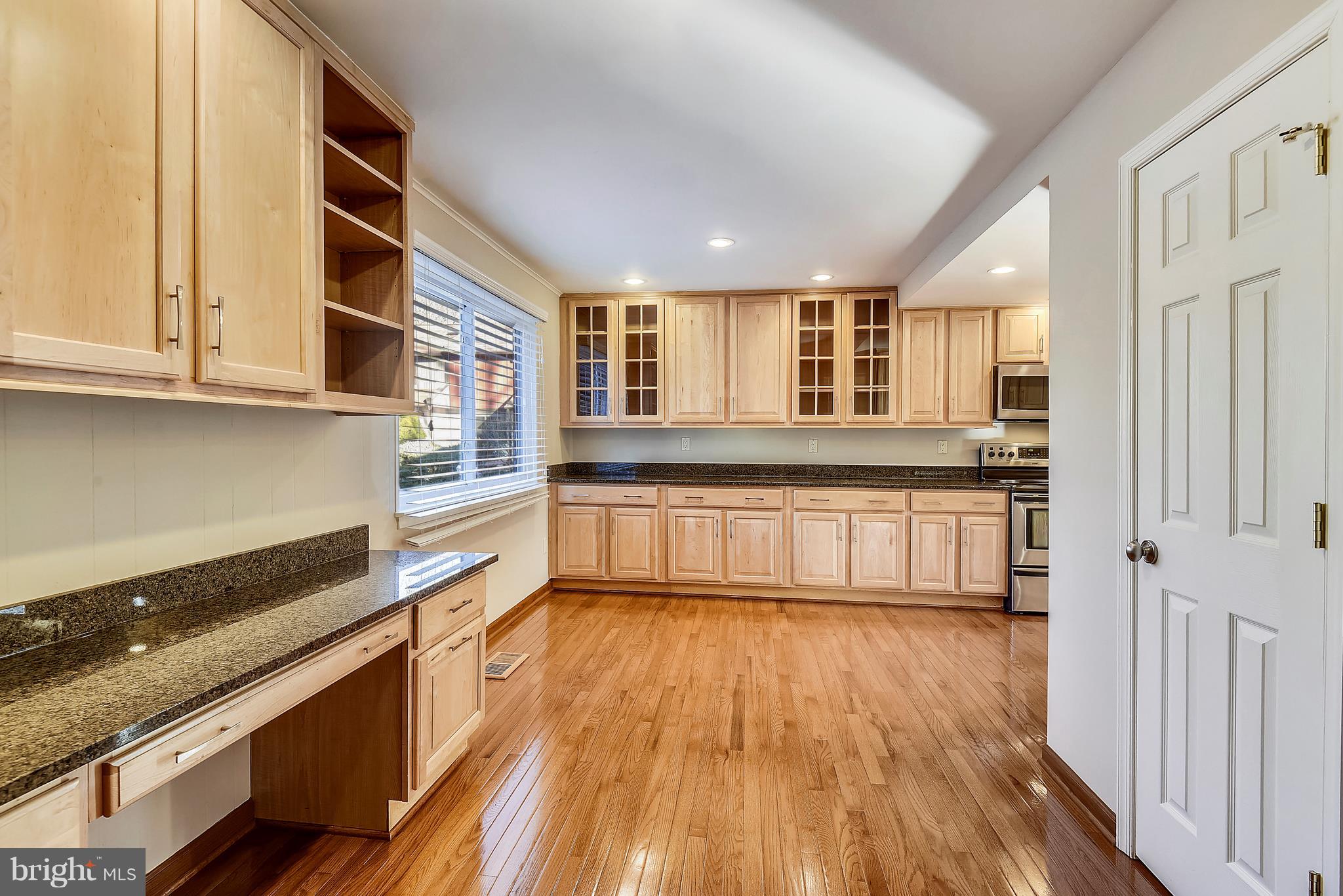 2274 Wheelwright Court Reston, VA 20191 - Photo 6 of 32 FANTASTIC eat in kitchen w/lg built in work center