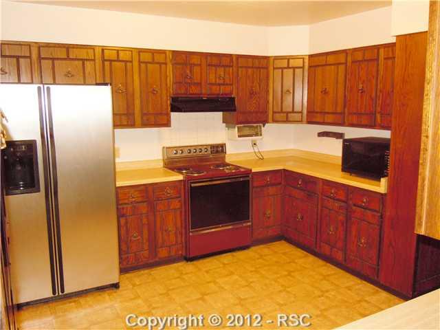 20 Mountain View Road Manitou Springs, CO 80829 - Photo 4 of 11 Spacious kitchen with new fridge!