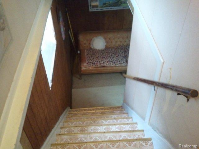 5152 Chase Road Dearborn, MI 48126 - Photo 13 of 15 STAIR CASE DNSTRS.jpg