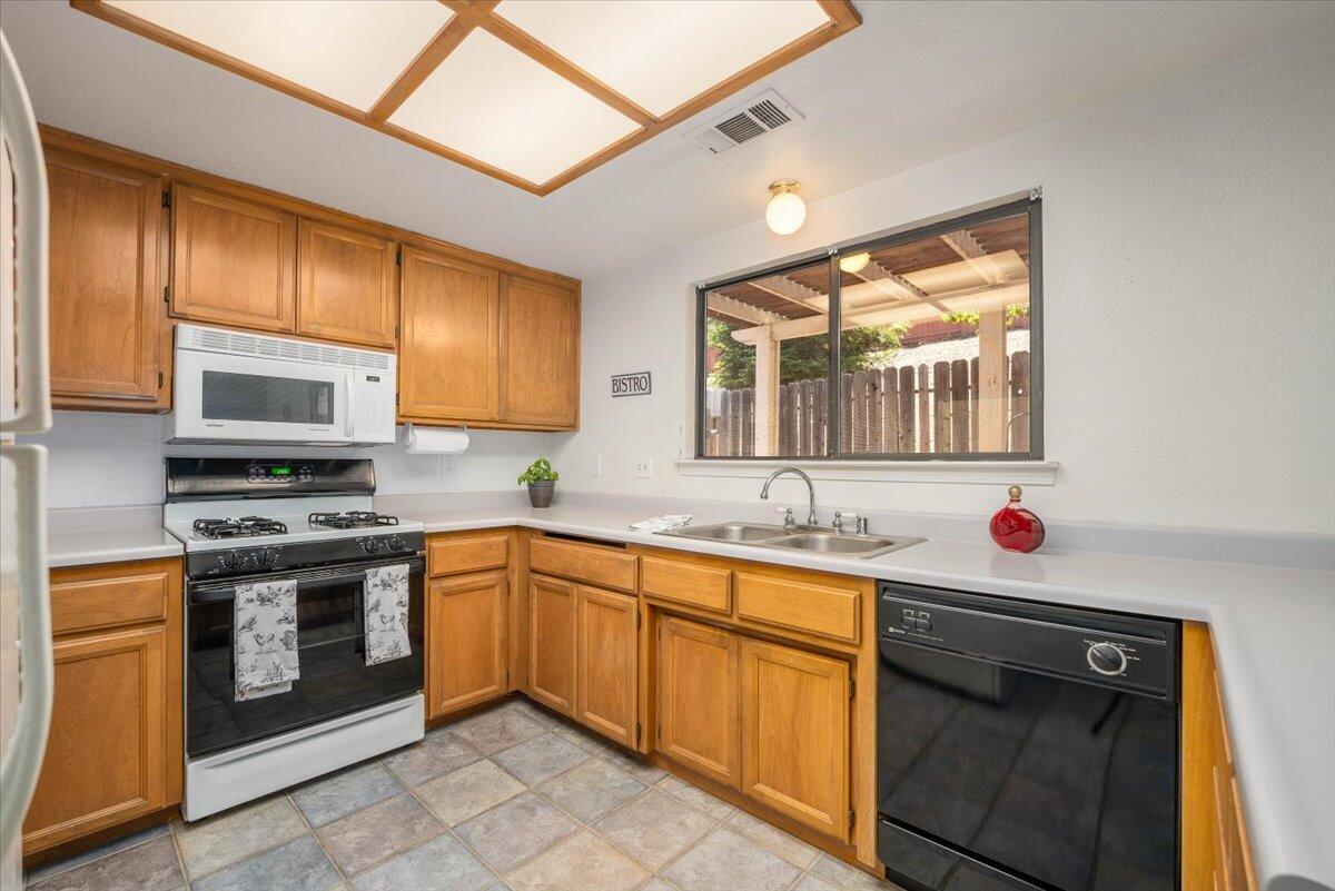 688 Buckthorn Drive Redding, CA 96003 - Photo 14 of 40 16-688 Buckthorn Dr (20 of 23)