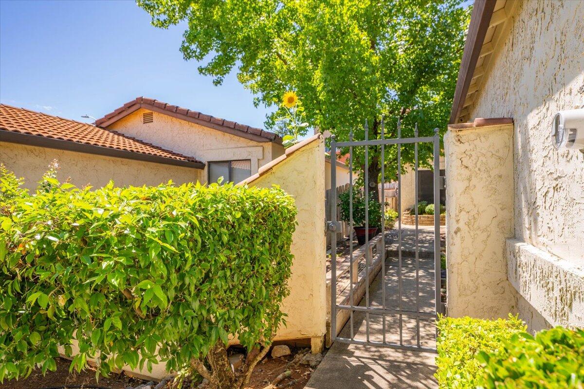 688 Buckthorn Drive Redding, CA 96003 - Photo 3 of 40 05-688 Buckthorn Dr - Exterior (12 of 23