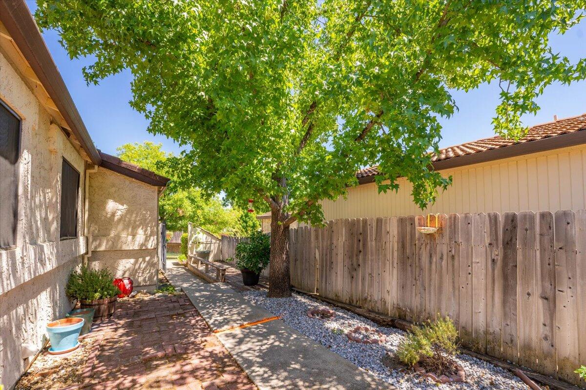 688 Buckthorn Drive Redding, CA 96003 - Photo 32 of 40 35-688 Buckthorn Dr - Exterior (7 of 23)