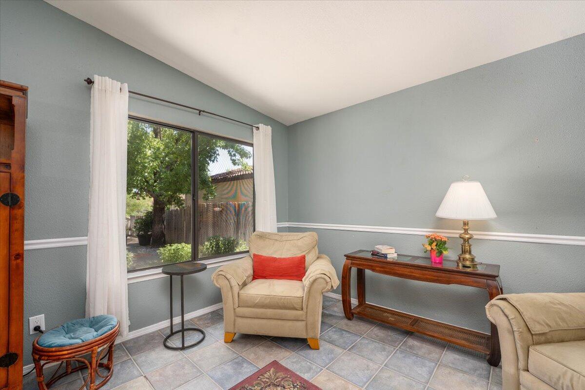 688 Buckthorn Drive Redding, CA 96003 - Photo 7 of 40 09-688 Buckthorn Dr (13 of 23)