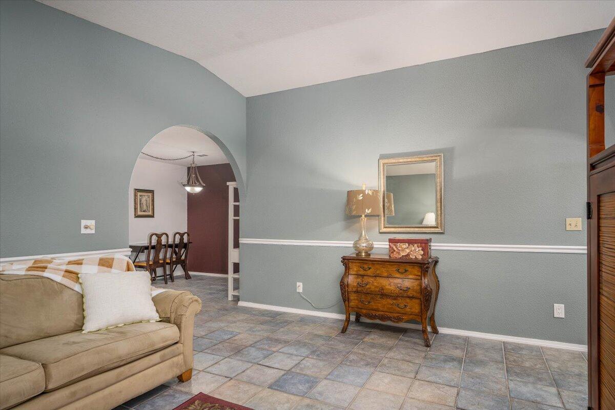 688 Buckthorn Drive Redding, CA 96003 - Photo 8 of 40 10-688 Buckthorn Dr (14 of 23)