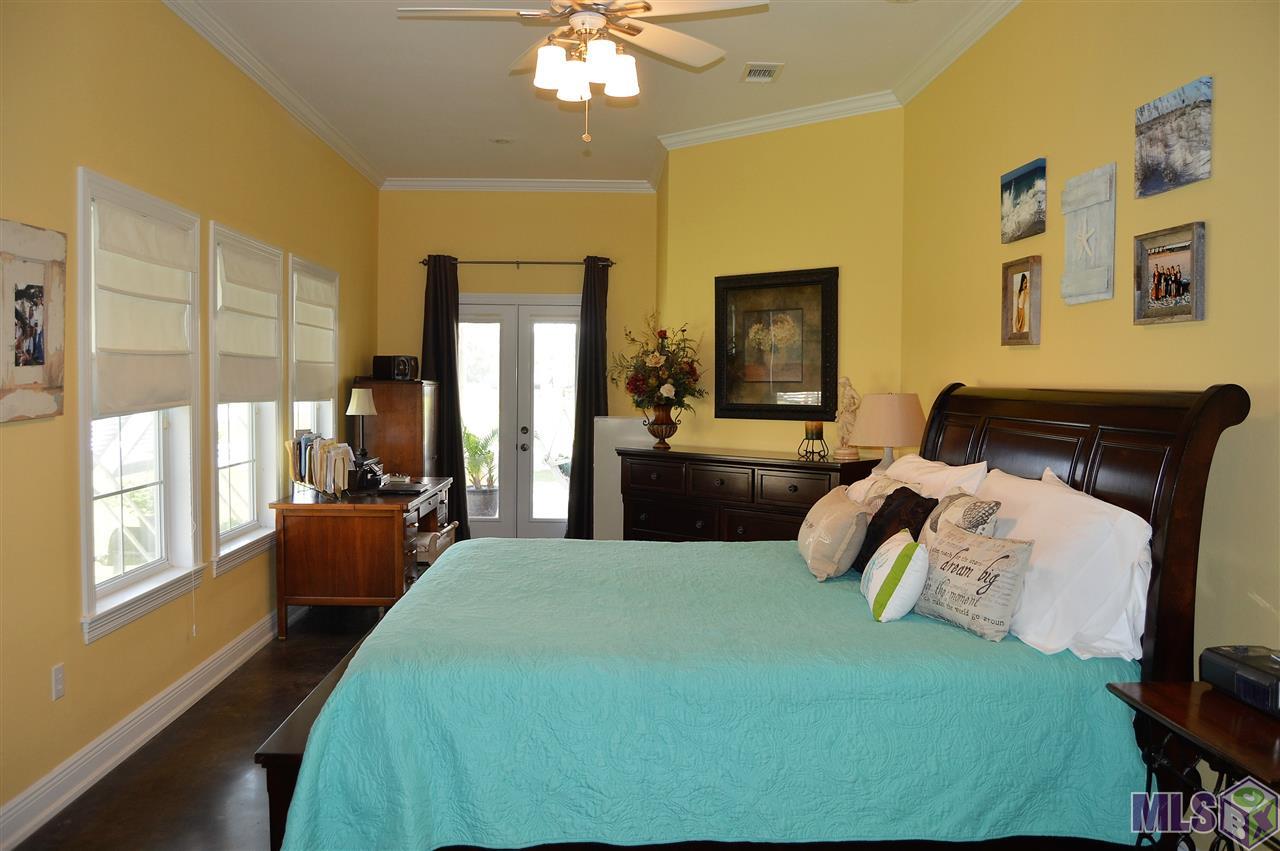 26286 Riverscape Drive Springfield, LA 70462 - Photo 8 of 33