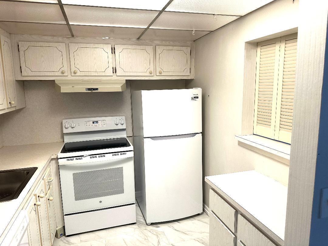 562 Fanshaw North, Unit 5620 Boca Raton, FL 33434 - Photo 7 of 15 a utility room with dryer and washer