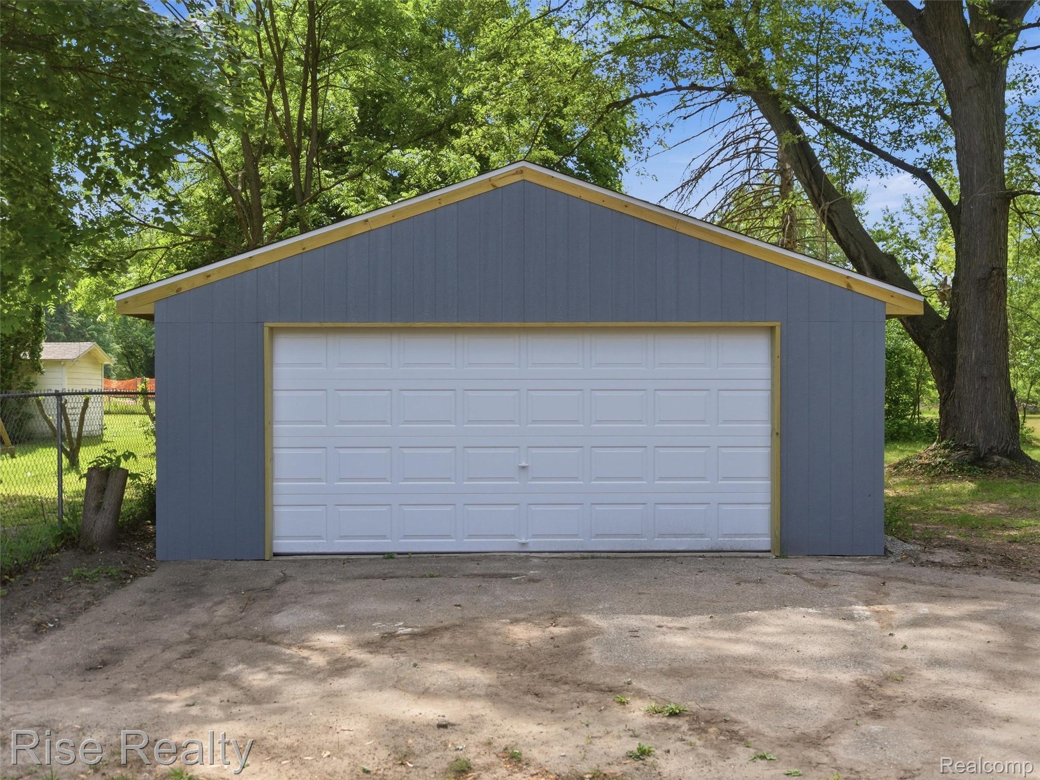 2449 North Genesee Road Burton, MI 48509 - Photo 3 of 40 Garage