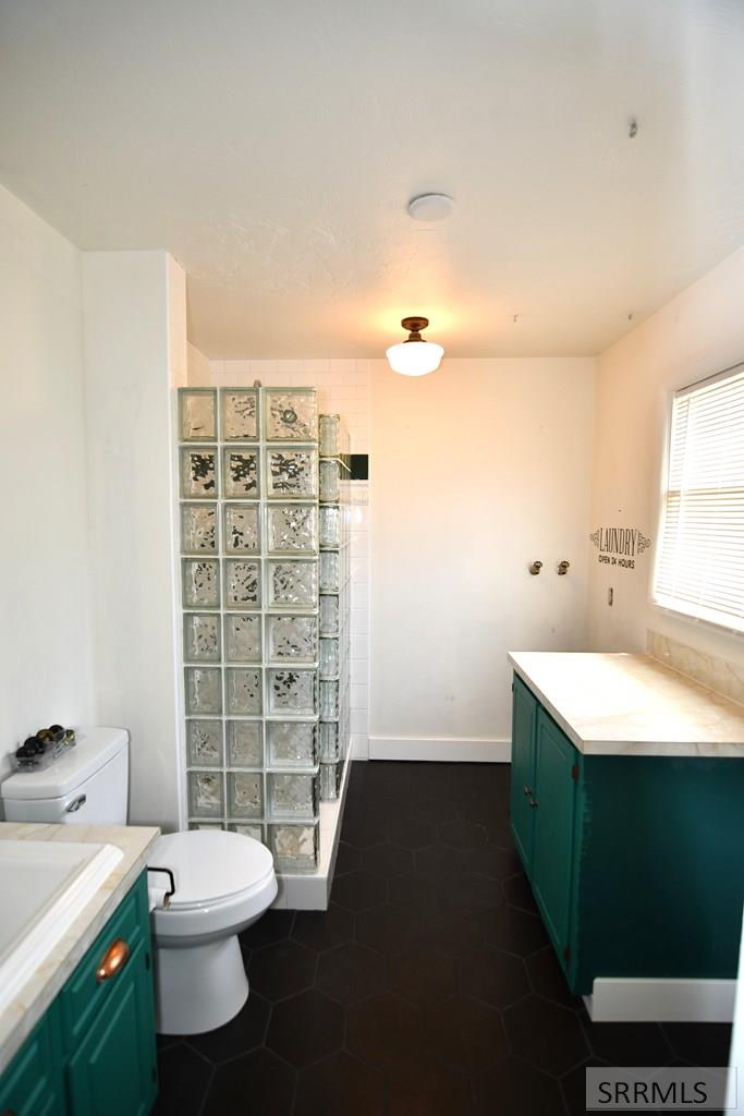 2950 North Ammon Road Idaho Falls, ID 83401 - Photo 13 of 48 Main Bathroom