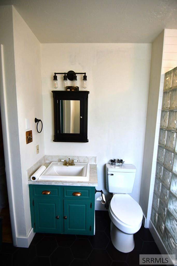 2950 North Ammon Road Idaho Falls, ID 83401 - Photo 15 of 48 Main Bathroom