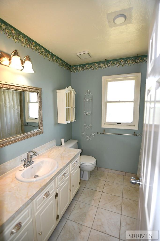 2950 North Ammon Road Idaho Falls, ID 83401 - Photo 17 of 48 Upstairs Bathroom