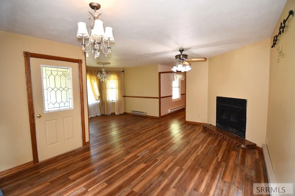 2950 North Ammon Road Idaho Falls, ID 83401 - Photo 6 of 48 Living Room