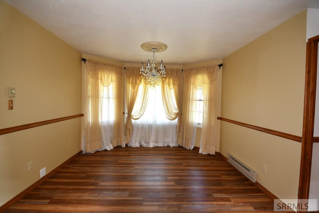 2950 North Ammon Road Idaho Falls, ID 83401 - Photo 7 of 48 Living Room