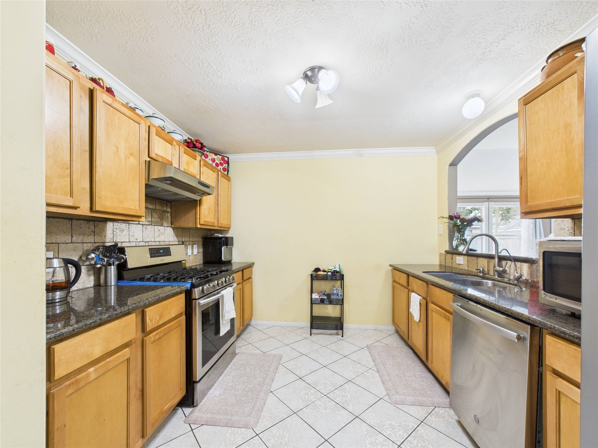 6618 Portlick Drive Katy, TX 77449 - Photo 16 of 40 Well-equipped kitchen with granite countertops, gas range, and ample cabinetry.
