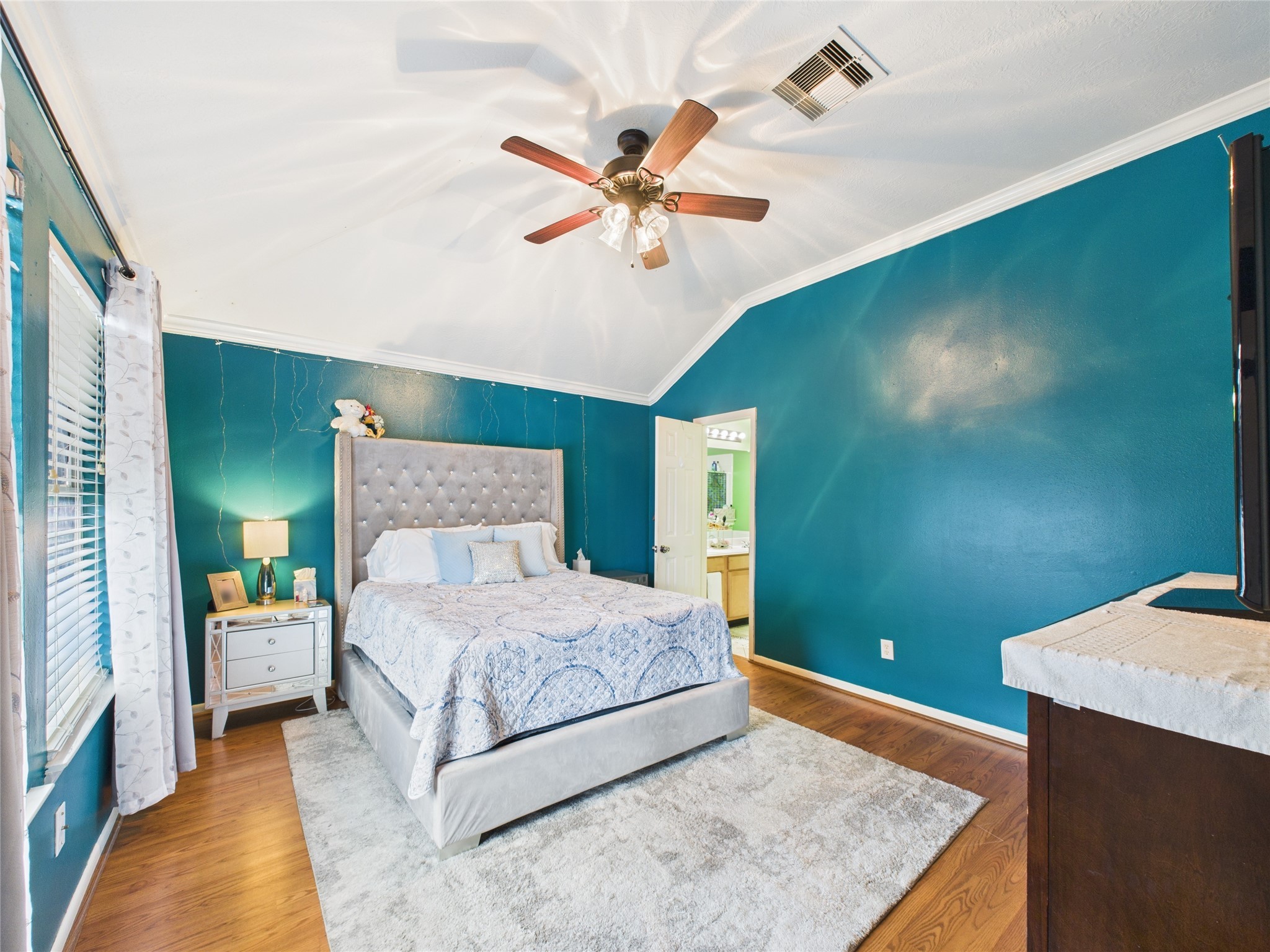 6618 Portlick Drive Katy, TX 77449 - Photo 33 of 40 Spacious primary bedroom with vaulted ceiling, wood flooring, and natural light.