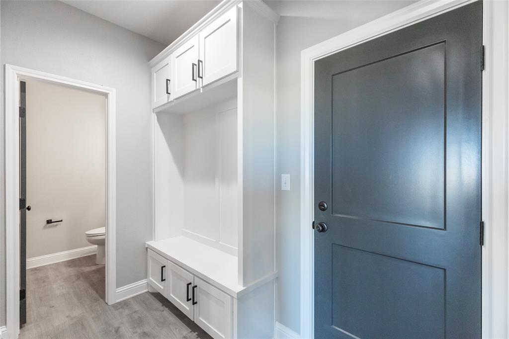 239 Indian Ridge Road Tuscola, TX 79562 - Photo 14 of 37 a bathroom with a bathtub and a toilet